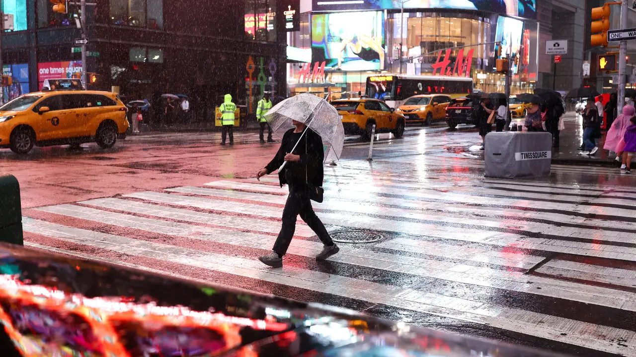 'Blockbuster' nor'easter develops an eye similar to hurricanes as warnings are issued
