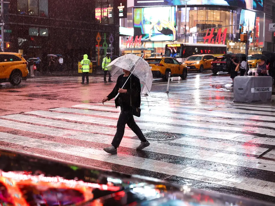 'Blockbuster' nor'easter develops an eye similar to hurricanes as warnings are issued 'Blockbuster' nor'easter develops an eye similar to hurricanes as warnings are issued