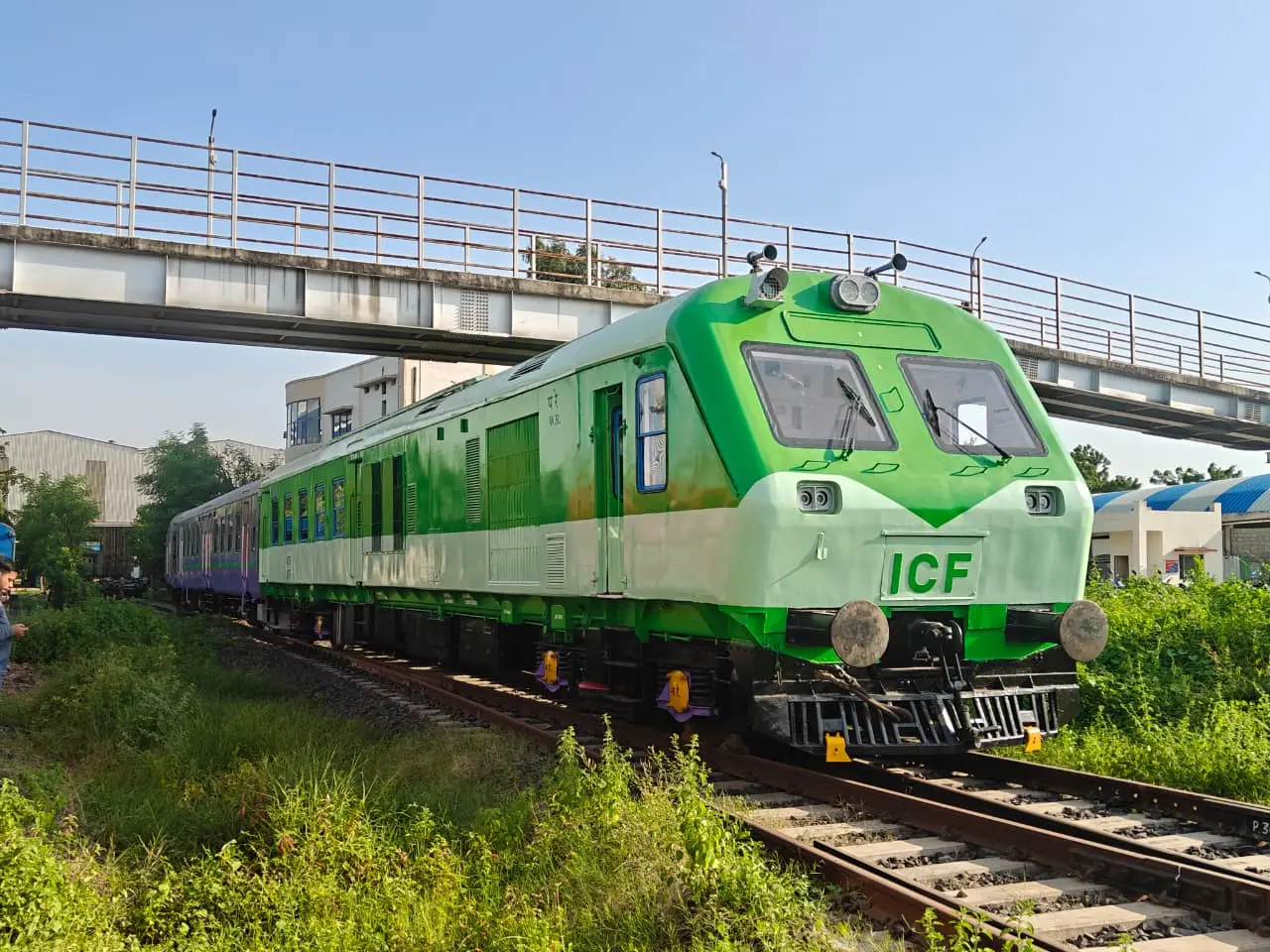 India flags off first LNG train to cut diesel use by 40% – Here’s how it works India flags off first LNG train to cut diesel use by 40% – Here’s how it works