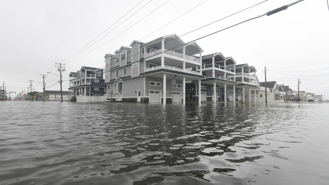 Monster nor'easter slams US East Coast, 1 dead in Brooklyn, 18 foot waves reported in Outer Banks