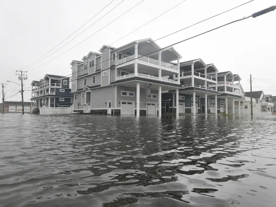 Monster nor'easter slams US East Coast, 1 dead in Brooklyn, 18 foot waves reported in Outer Banks Monster nor'easter slams US East Coast, 1 dead in Brooklyn, 18 foot waves reported in Outer Banks