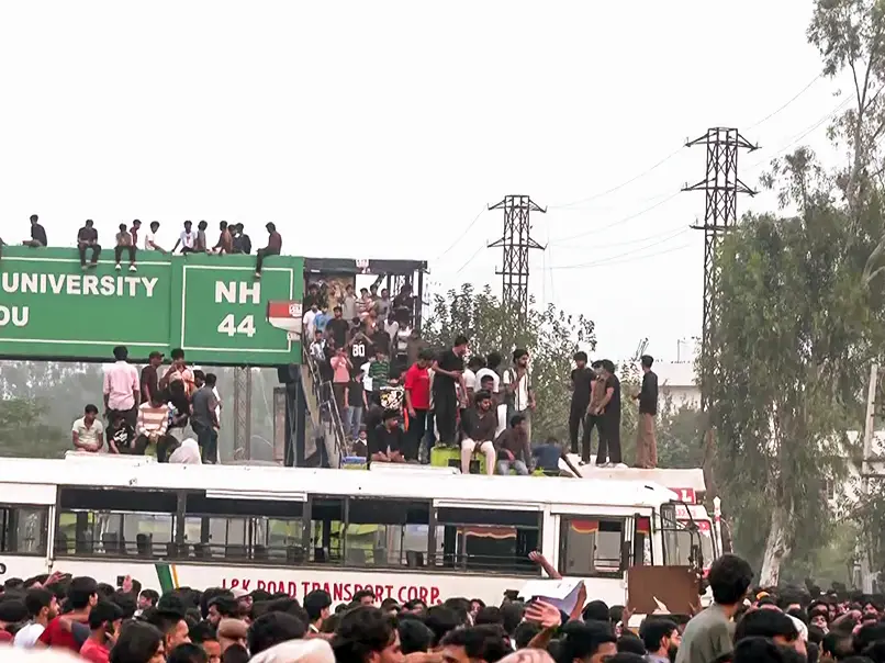 LPU students loot laptops, gadgets, pick food from university mall amid protests; videos surface LPU students loot laptops, gadgets, pick food from university mall amid protests; videos surface