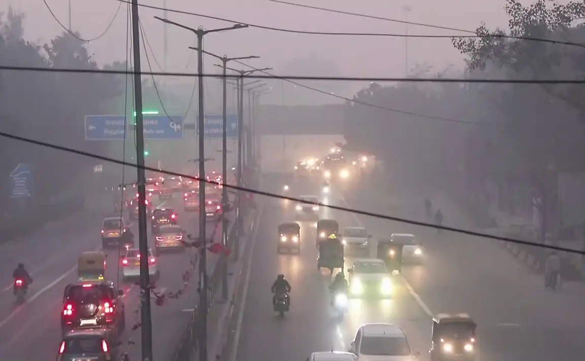 Delhi pollution plan: Government announces 50% WFH, higher parking charges from November 1 and construction ban
