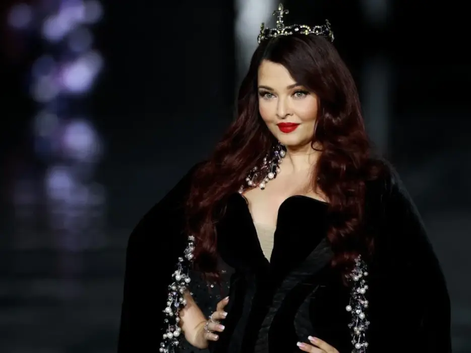 Beauty in black! Aishwarya Rai Bachchan slays at Paris Fashion week, walks with Eva Longoria Beauty in black! Aishwarya Rai Bachchan slays at Paris Fashion week, walks with Eva Longoria