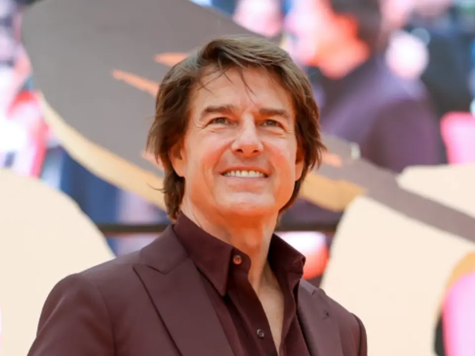 Tom Cruise surprises woman doomscrolling at work, viral video wins hearts online | Watch Tom Cruise surprises woman doomscrolling at work, viral video wins hearts online | Watch