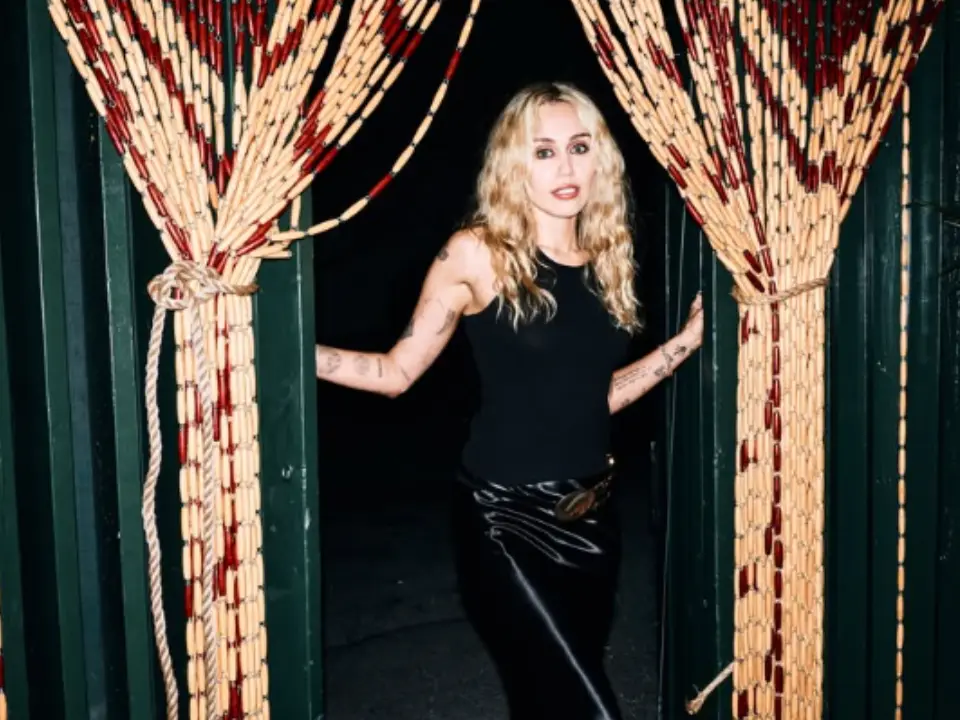 Miley Cyrus returns to top after 13 years with album Bass Persuades Miley Cyrus returns to top after 13 years with album Bass Persuades