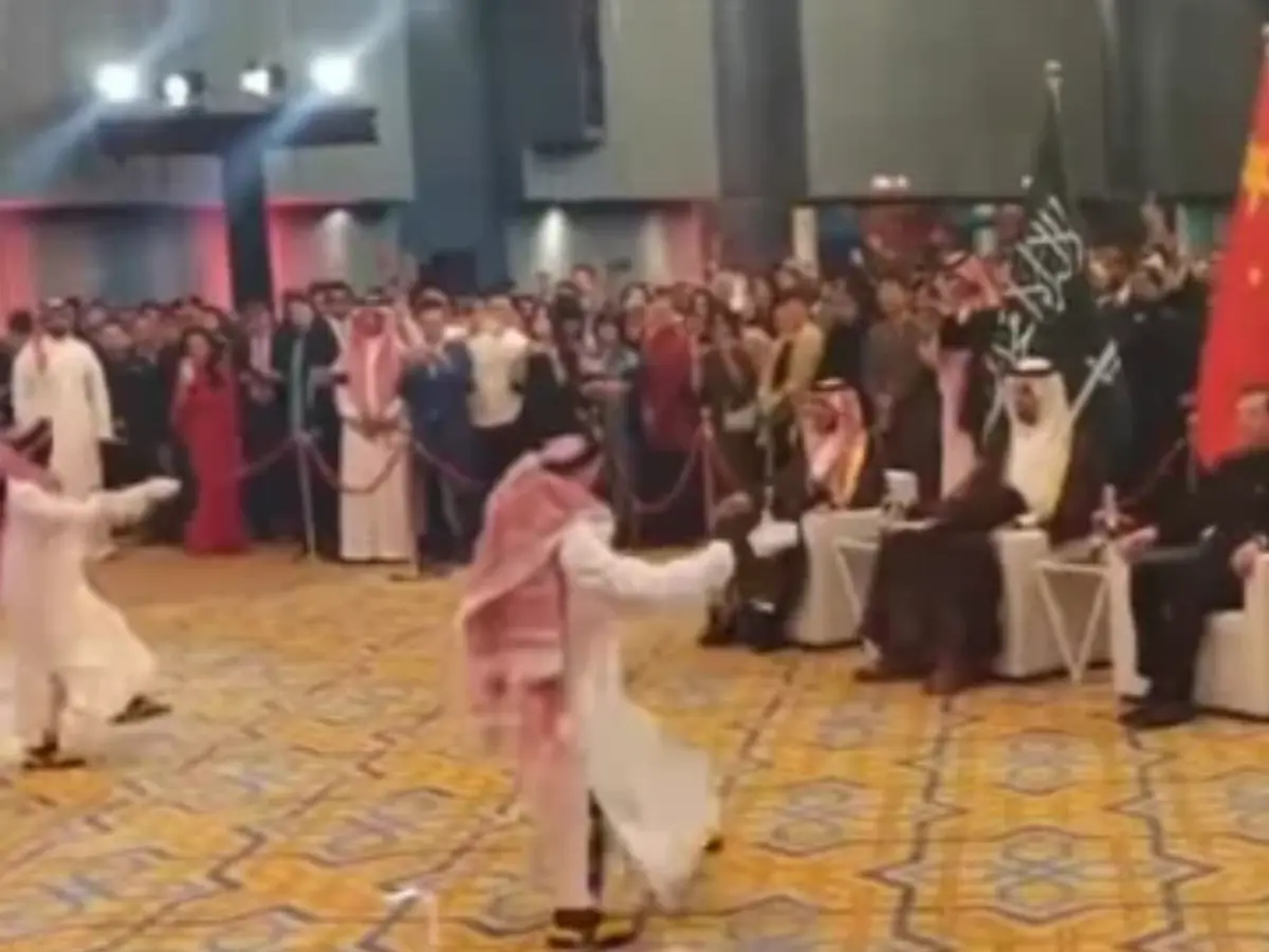WATCH: Chinese robots perform Saudi Ardah sword dance in Riyadh, leave guests stunned