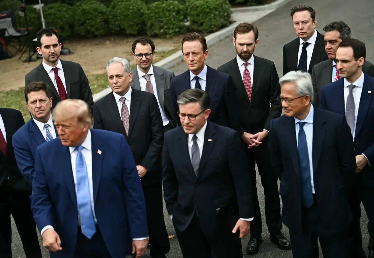 US economy sends mixed signals weeks before midterms