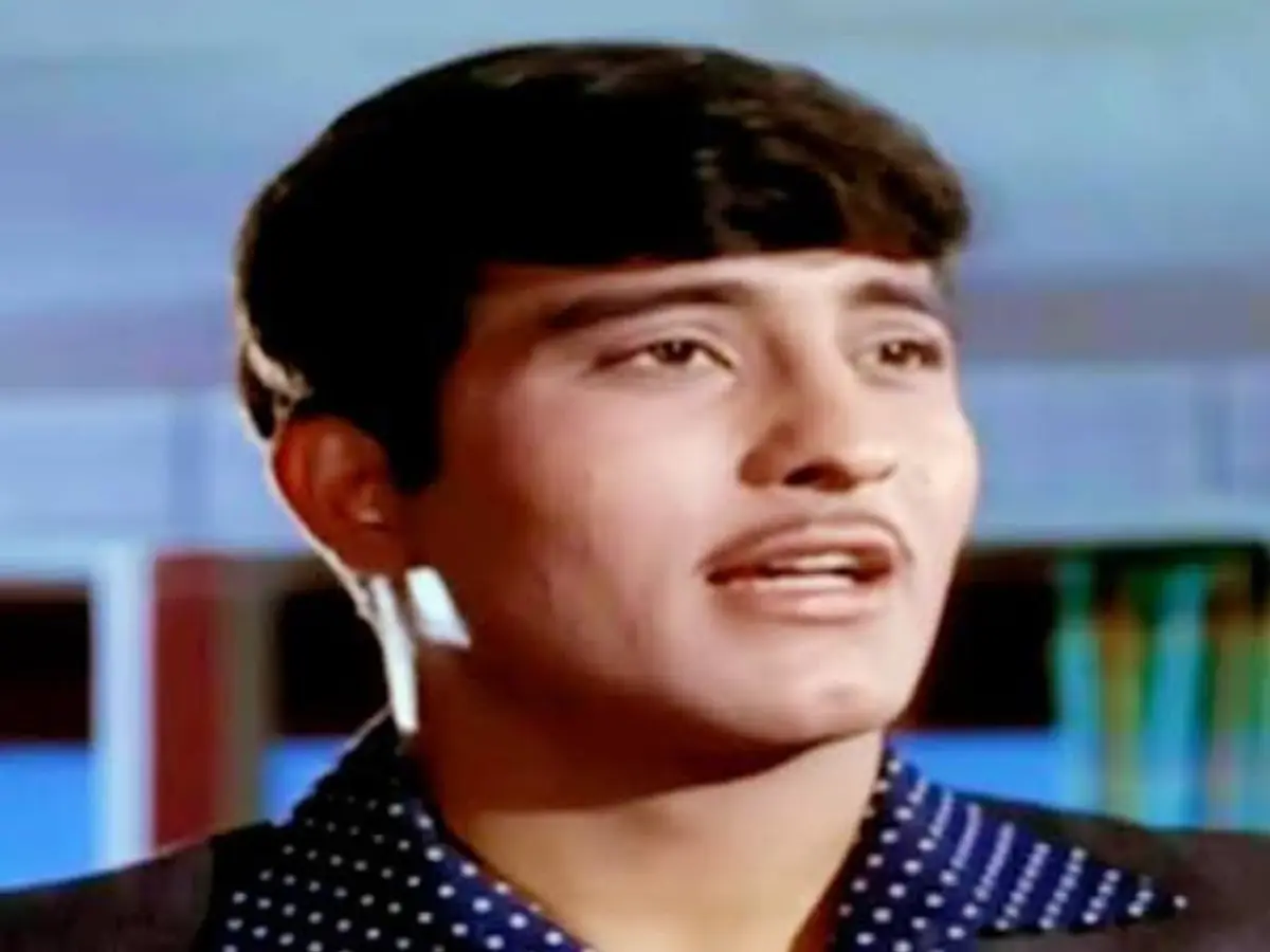 Vinod Khanna was launched by Sunil Dutt