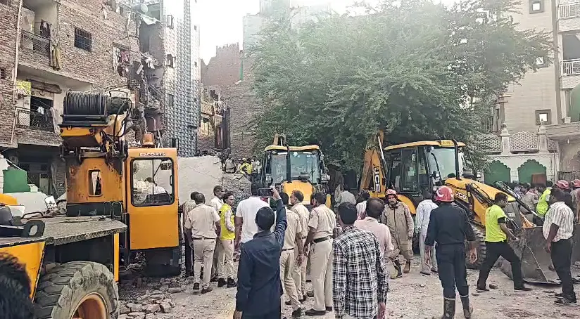 Seemapuri building collapse: Pregnant woman called family for water from beneath rubble; death toll rises to 4