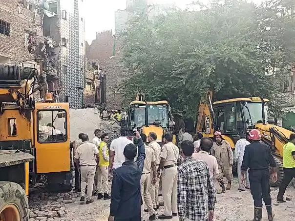 Seemapuri building collapse: Pregnant woman called family for water from beneath rubble; death toll rises to 4 Seemapuri building collapse: Pregnant woman called family for water from beneath rubble; death toll rises to 4