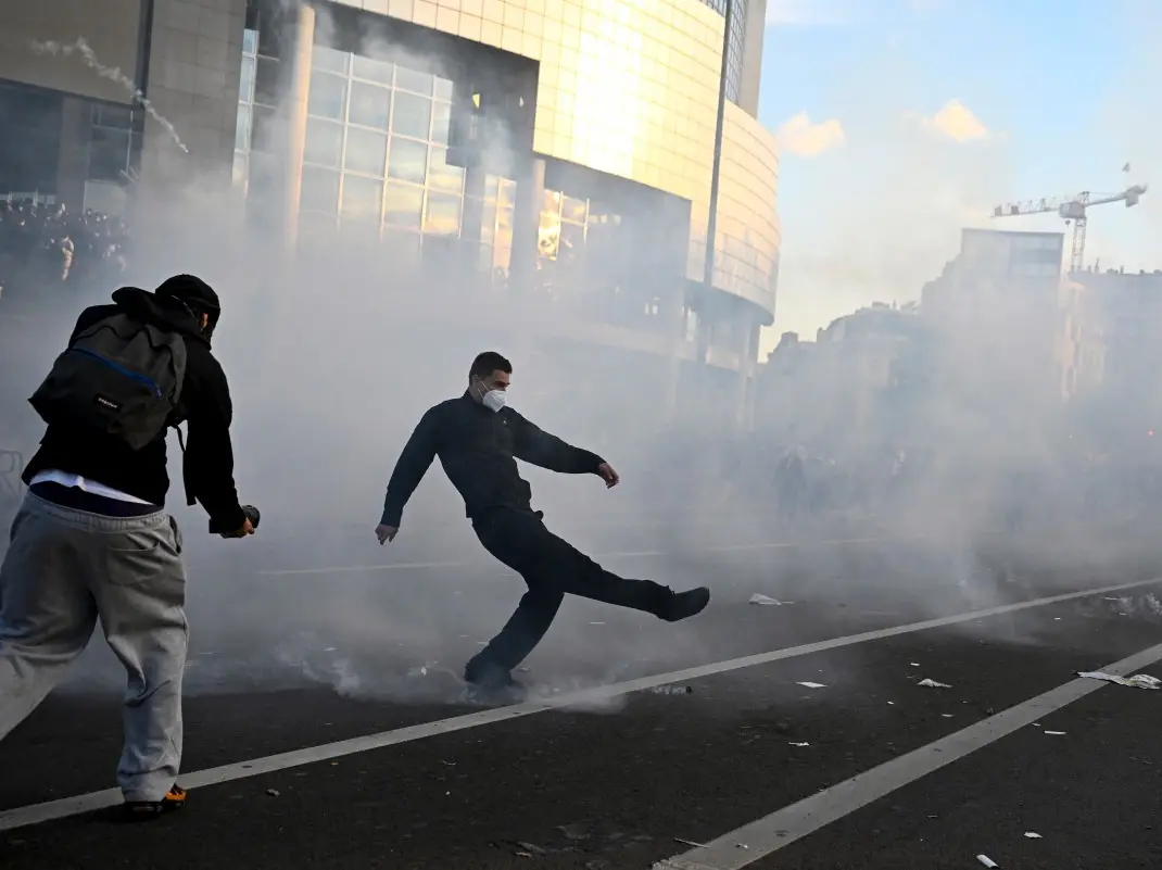French students light European bonfire, protests erupt in Belgium, Italy & Greece | Gravitas French students light European bonfire, protests erupt in Belgium, Italy & Greece | Gravitas