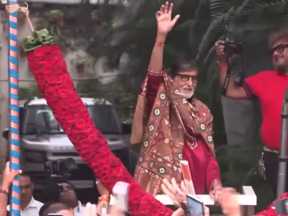 Amitabh Bachchan celebrates birthday with fans at Jalsa during Sunday darshan | Watch Amitabh Bachchan celebrates birthday with fans at Jalsa during Sunday darshan | Watch