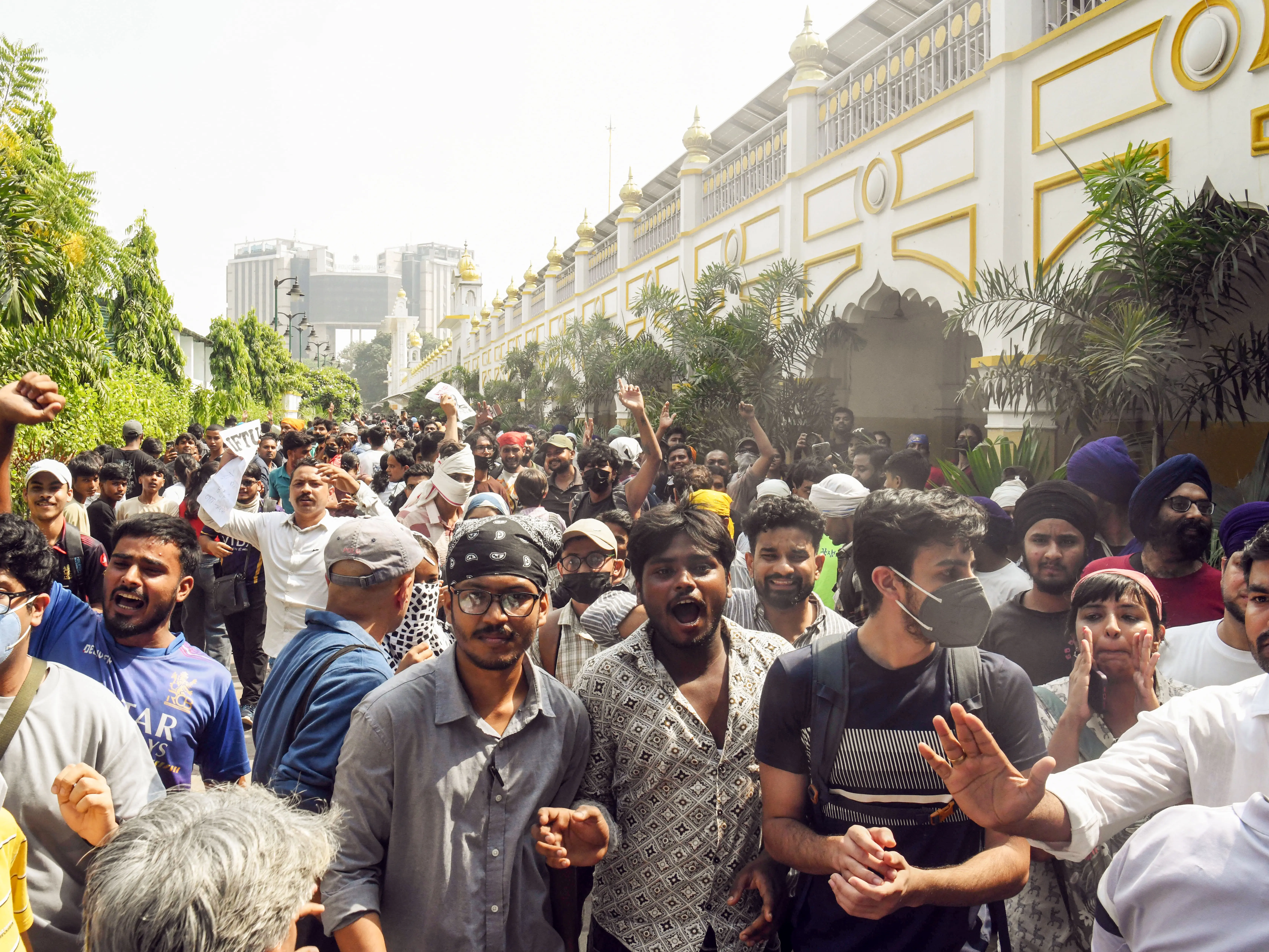 Delhi Sikh Gurudwara Committee files complaint against Kejriwal, AAP leaders for ‘violating sanctity’ of Bangla Sahib Delhi Sikh Gurudwara Committee files complaint against Kejriwal, AAP leaders for ‘violating sanctity’ of Bangla Sahib