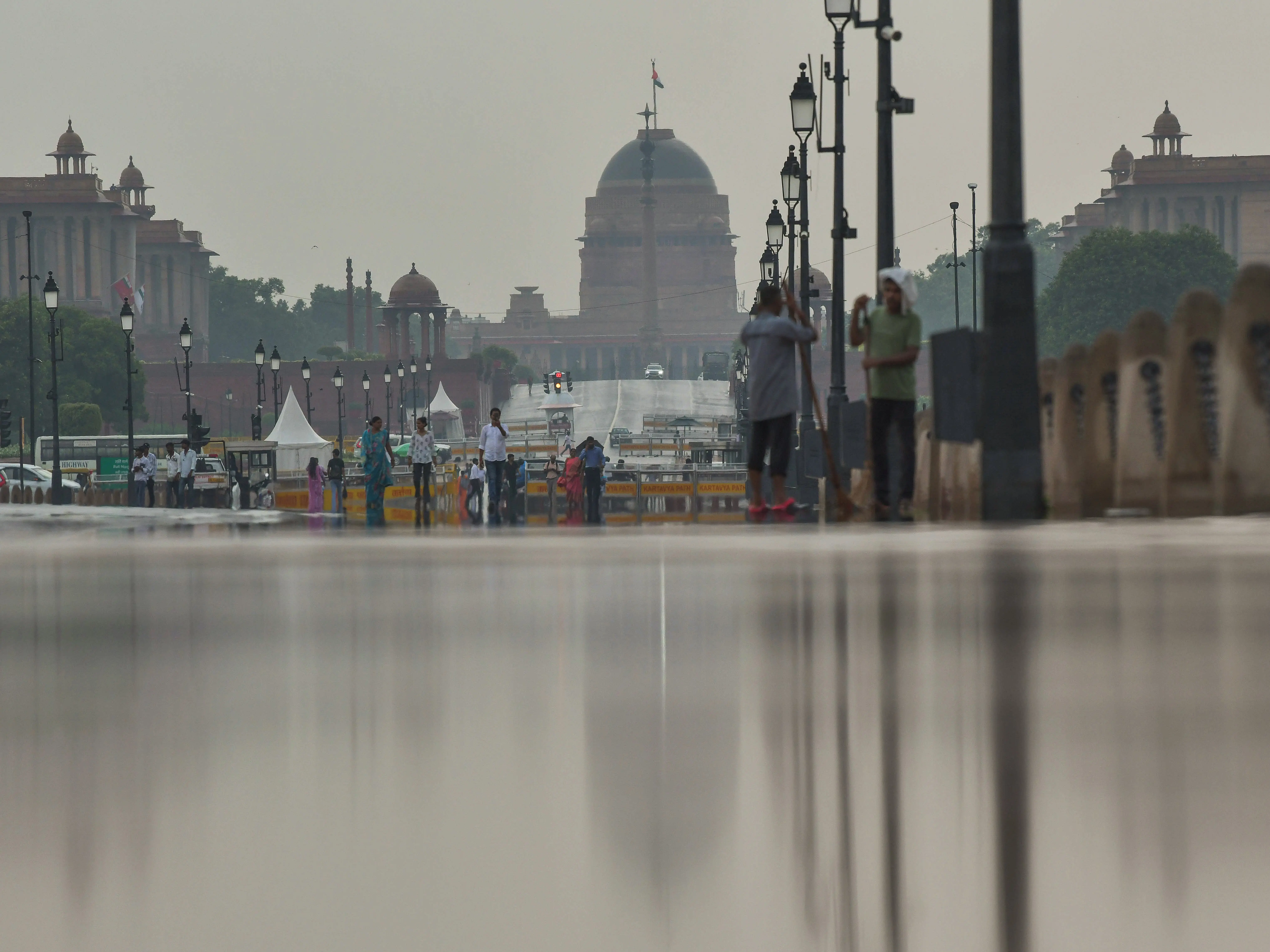 Delhi wakes up to heavy rain, thunderstorms; yellow alert in place; temperature drops Delhi wakes up to heavy rain, thunderstorms; yellow alert in place; temperature drops