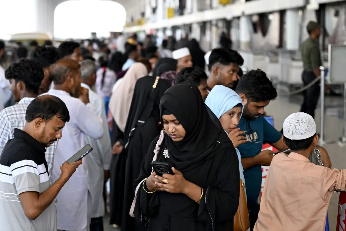 Houthis warns US of 'painful response' if Washington joins Saudi war in Yemen as airlines suspend flights to Saudi Arabia