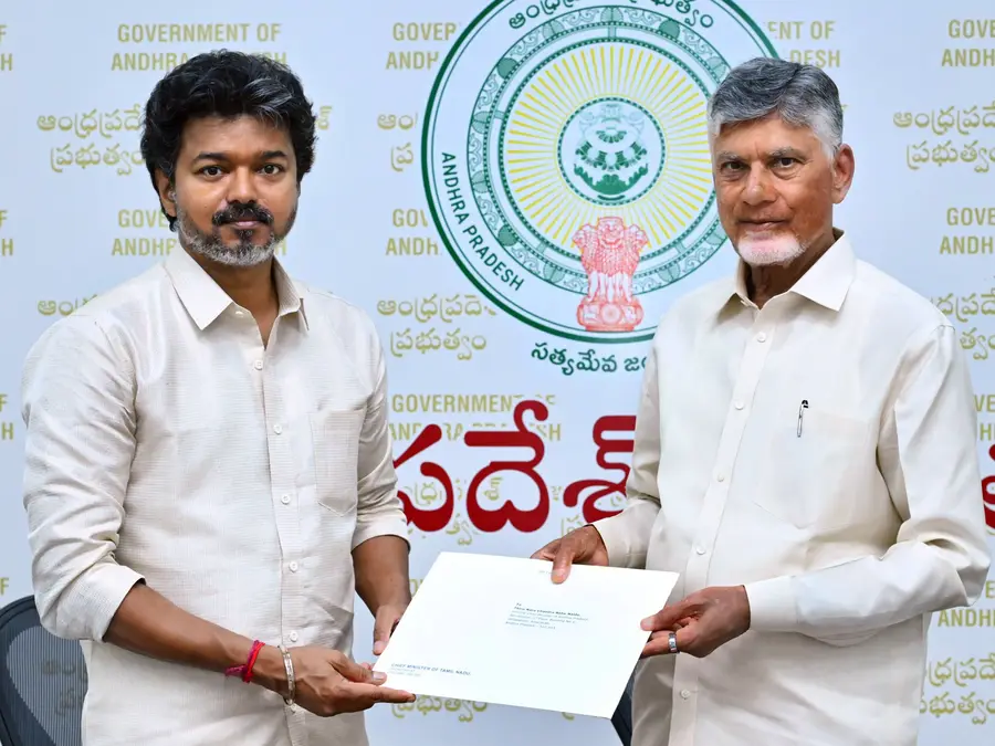 CMs Vijay-Naidu meet in Vijayawada, discuss water sharing, river-linking