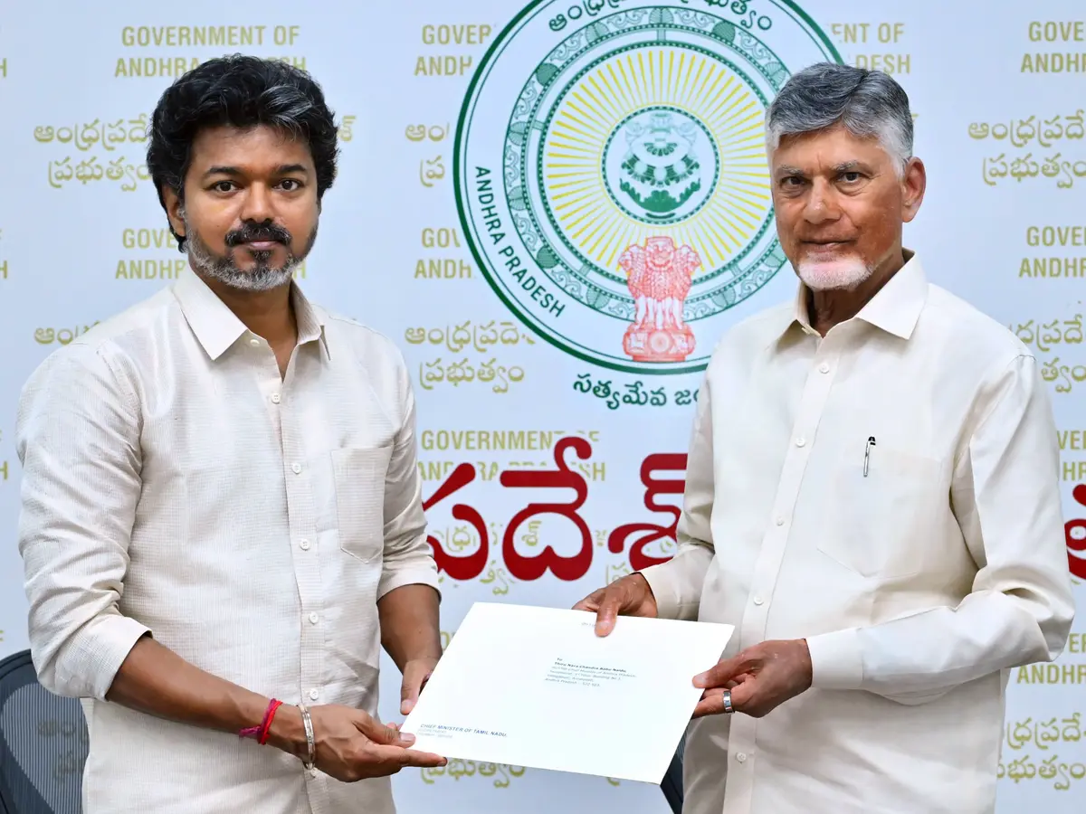 CMs Vijay-Naidu meet in Vijayawada, discuss water sharing, river-linking