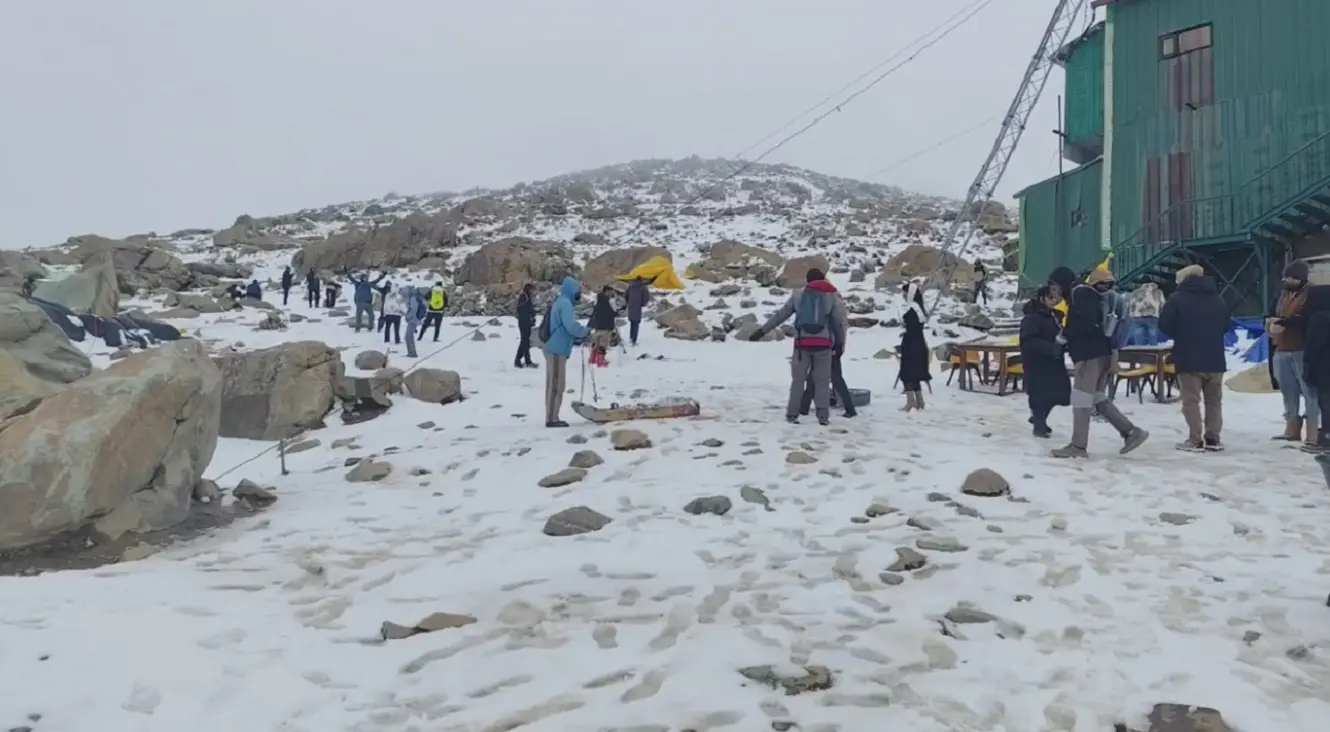 Fresh snowfall across higher reaches of Kashmir makes temperatures dip; Bandipora-Gurez Road closed
