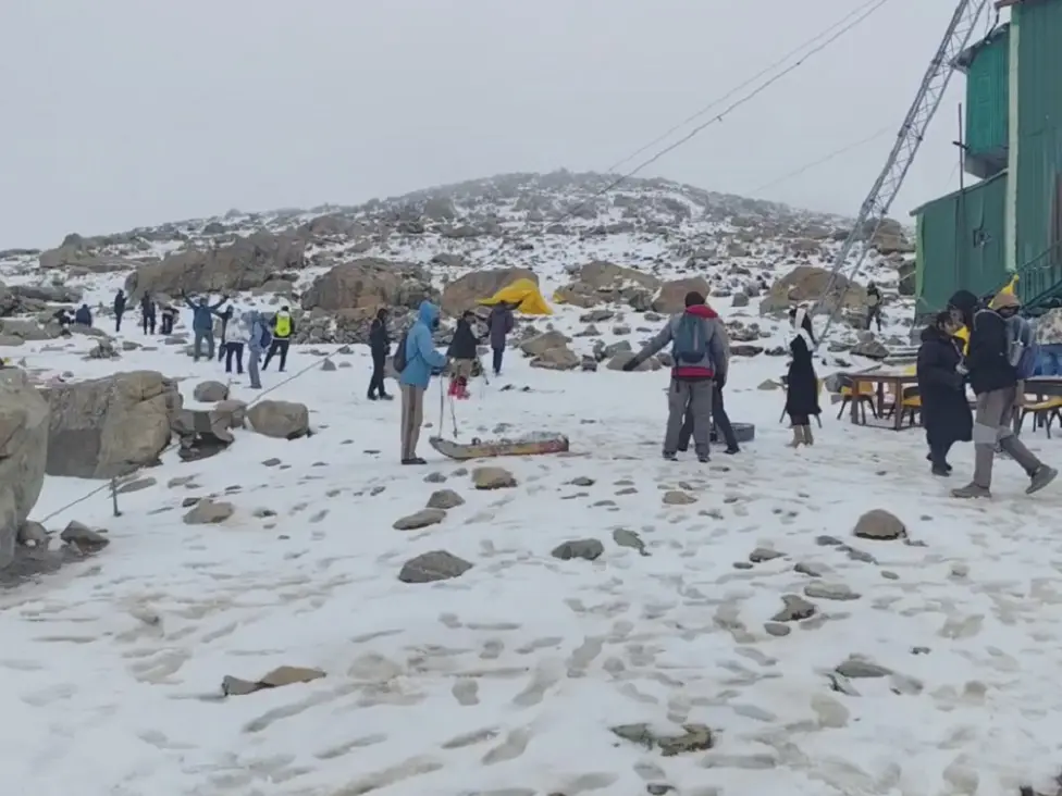Fresh snowfall across higher reaches of Kashmir makes temperatures dip; Bandipora-Gurez Road closed Fresh snowfall across higher reaches of Kashmir makes temperatures dip; Bandipora-Gurez Road closed