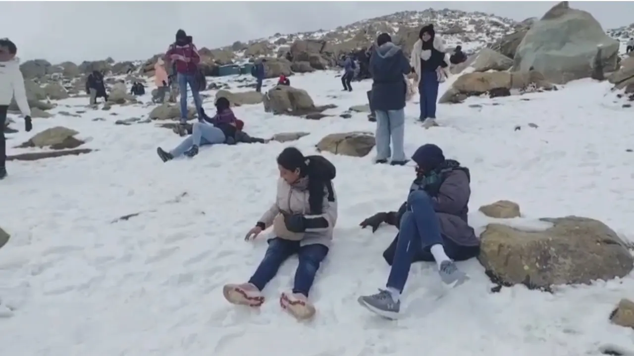 Early winter grips Kashmir as fresh snowfall blankets higher reaches, temperatures dip