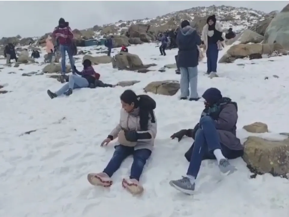 Early winter grips Kashmir as fresh snowfall blankets higher reaches, temperatures dip Early winter grips Kashmir as fresh snowfall blankets higher reaches, temperatures dip