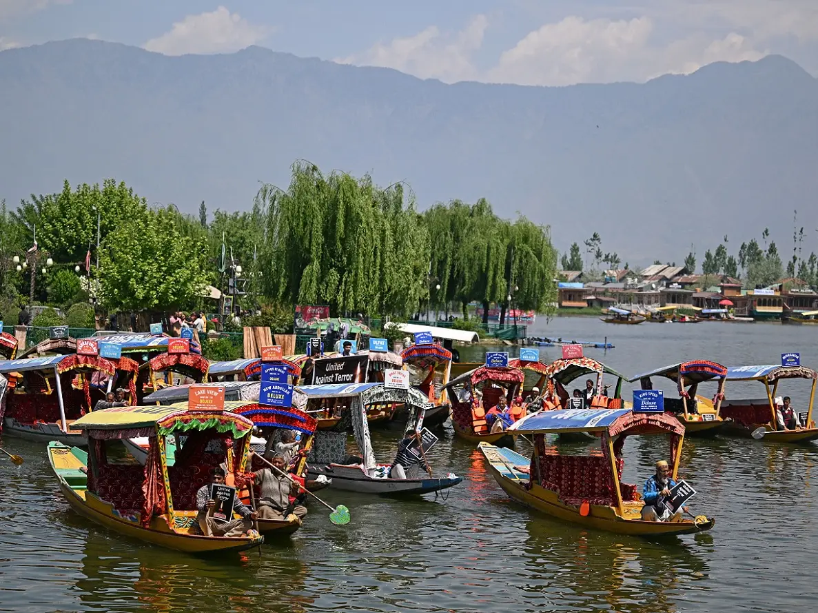 J&K High Court bans motorboats, fuel-powered jet skis on Dal Lake, calls for cleaner alternatives J&K High Court bans motorboats, fuel-powered jet skis on Dal Lake, calls for cleaner alternatives