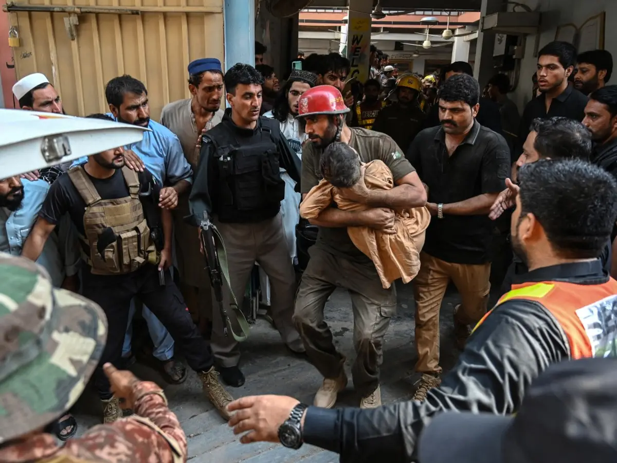 Das Schulunglück in Peshawar: 34 Tote, Zustand des Gebäudes wird ...