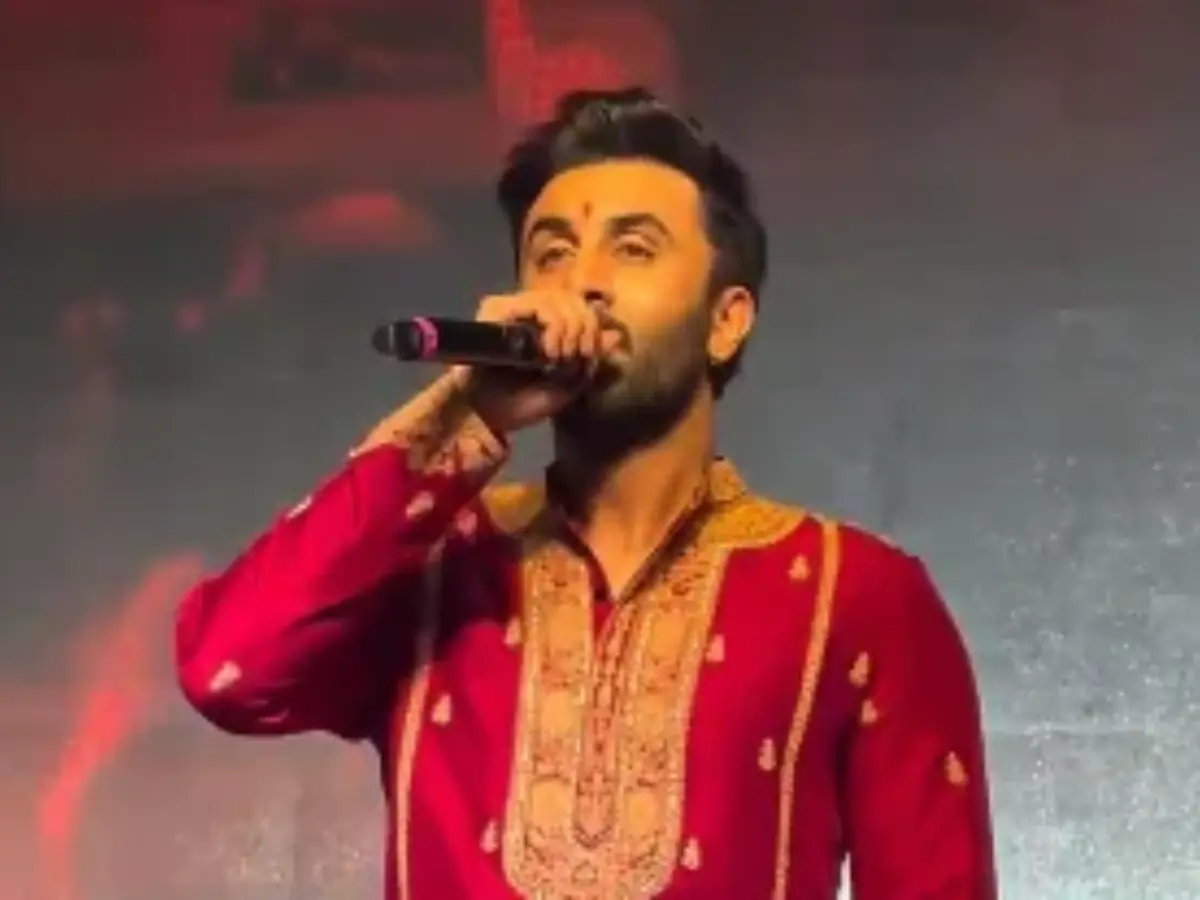 Ranbir Kapoor sings Kabira at Durga Puja pandal, takes fans back to Yeh Jawaani Hai Deewani