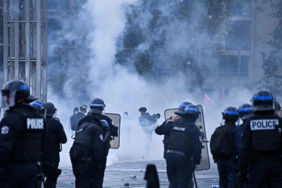 Police return to Paris streets