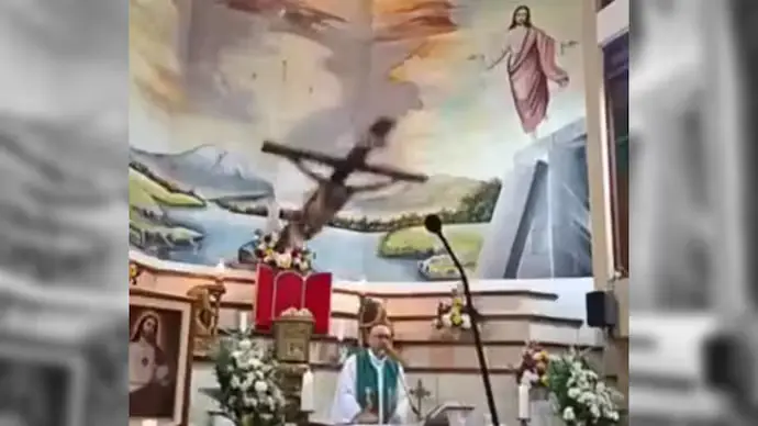 Priest dies after crucifix falls on his head during livestreamed Mass in Ecuador | VIDEO