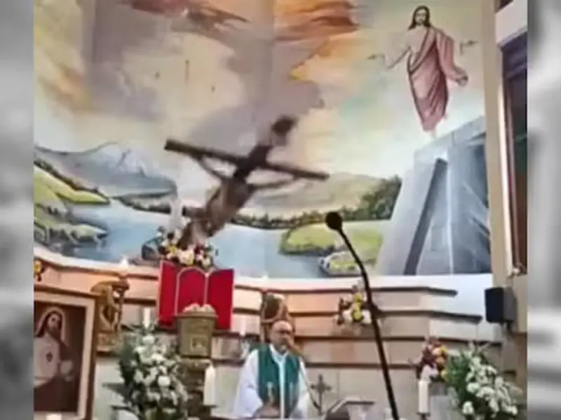 Priest dies after crucifix falls on his head during livestreamed Mass in Ecuador | VIDEO Priest dies after crucifix falls on his head during livestreamed Mass in Ecuador | VIDEO
