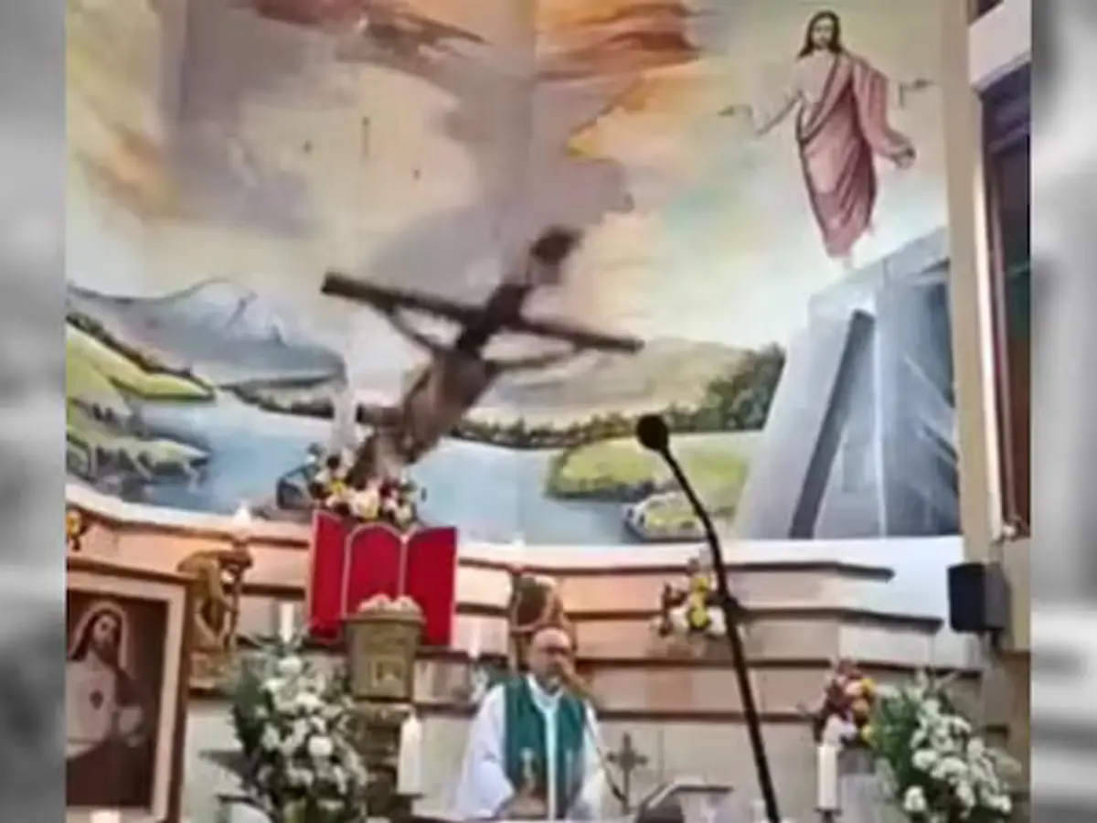 Priest dies after crucifix falls on his head during livestreamed Mass in ...