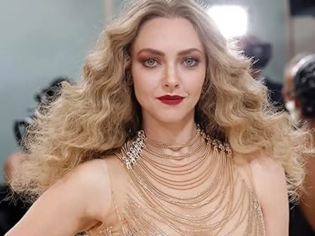 Amanda Seyfried reacts to red-carpet moments amid Elizabeth Holmes documentary buzz