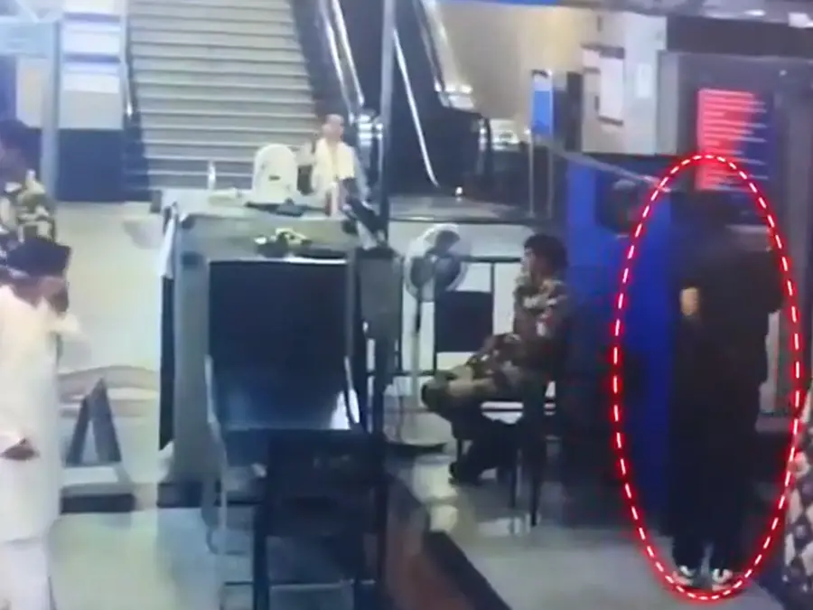 Watch: Passenger tries to flee Delhi's Jama Masjid Metro station, CISF catches him