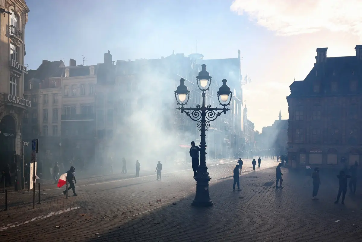 France unrest: PM calls for curfews as riots engulf cities, Macron blames far left and Trump targets migrants | RTP