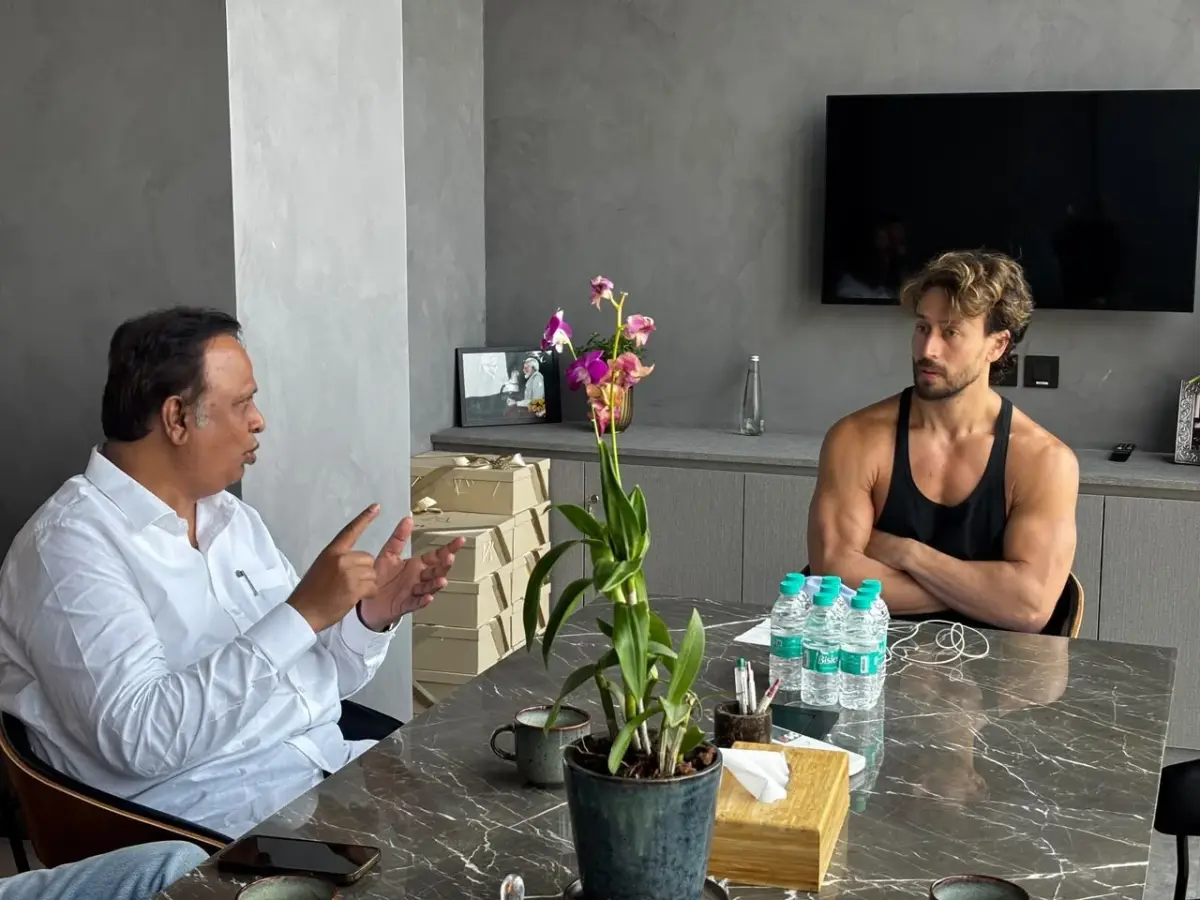 Tiger Shroff spotted without bandages days after Mumbai firing incident Tiger Shroff spotted without bandages days after Mumbai firing incident