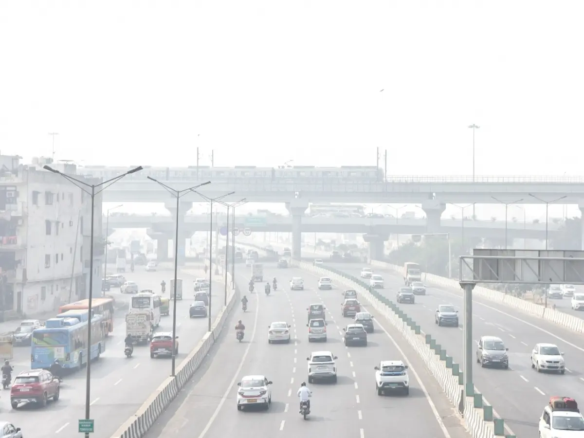 Delhi witnesses poor air quality for third consecutive day, immediate relief unlikely Delhi witnesses poor air quality for third consecutive day, immediate relief unlikely