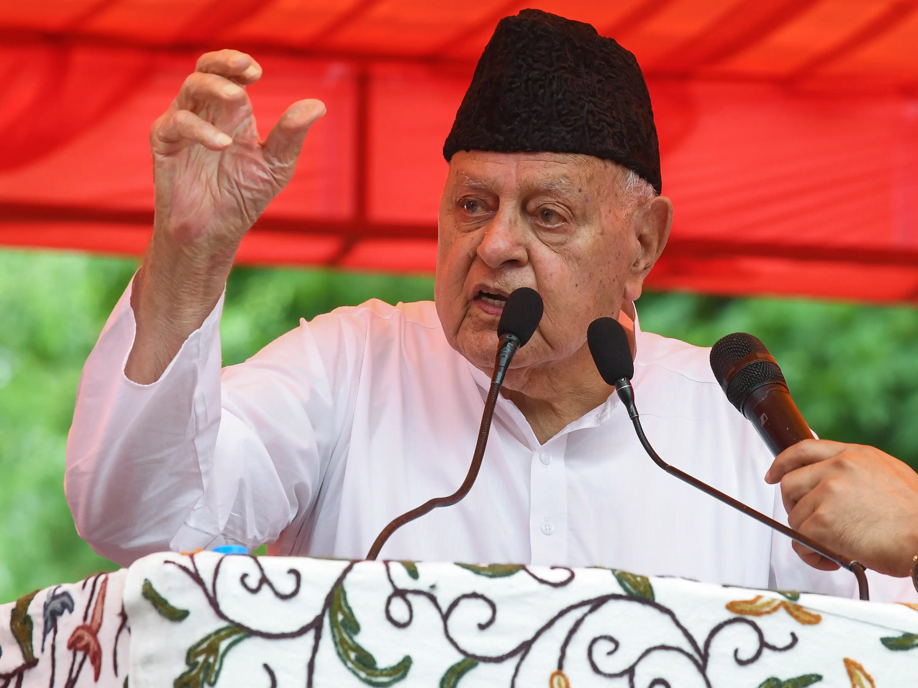 Farooq Abdullah says Pakistan’s raising of Kashmir issue keeps pressure on Delhi Farooq Abdullah says Pakistan’s raising of Kashmir issue keeps pressure on Delhi