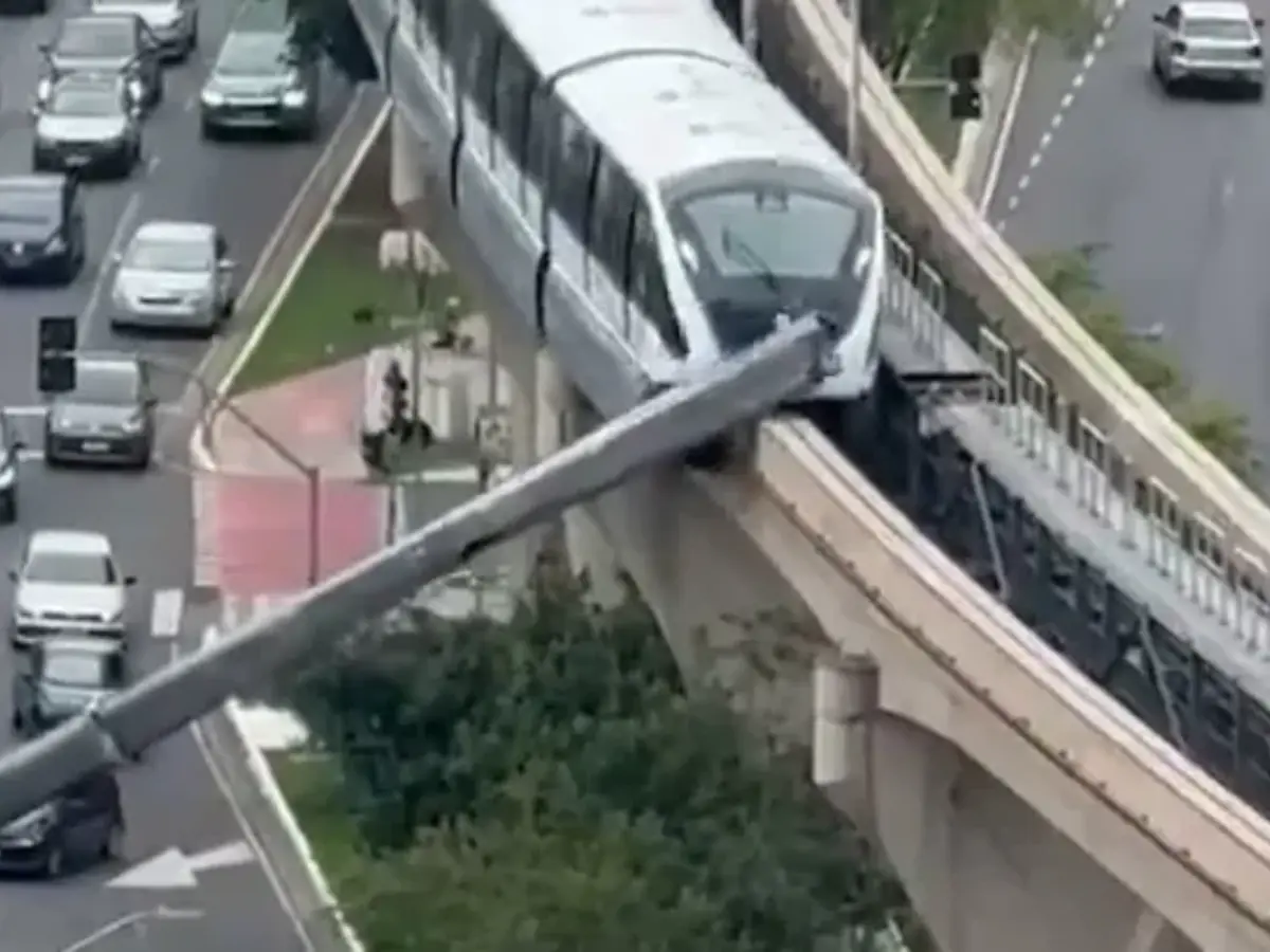 Train crashes into crane on São Paulo monorail line, wreckage falls onto busy road | VIDEO Train crashes into crane on São Paulo monorail line, wreckage falls onto busy road | VIDEO