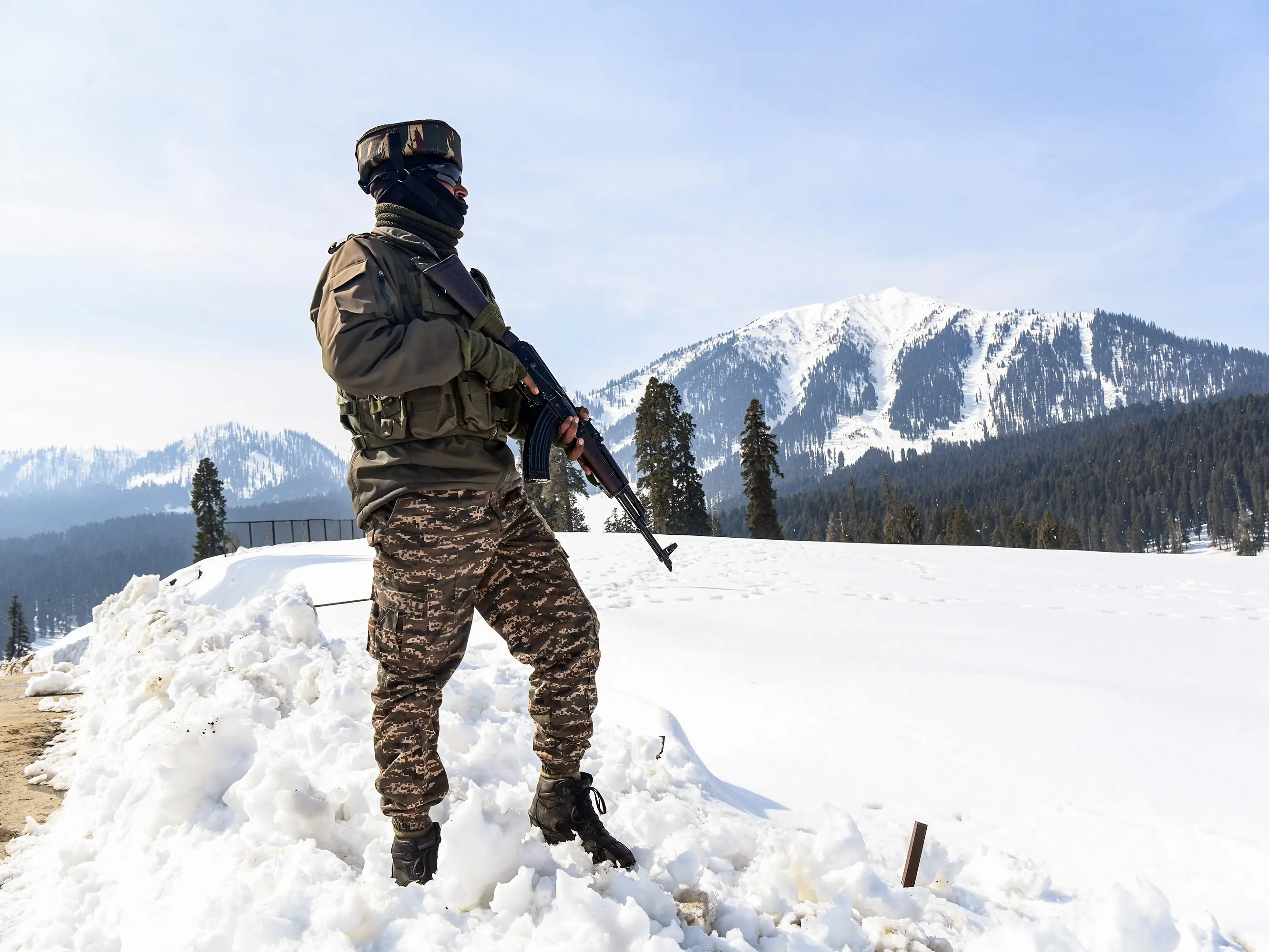 Pahalgam, Gulmarg record season’s first sub-zero temperatures as winter chill intensifies in Kashmir Pahalgam, Gulmarg record season’s first sub-zero temperatures as winter chill intensifies in Kashmir