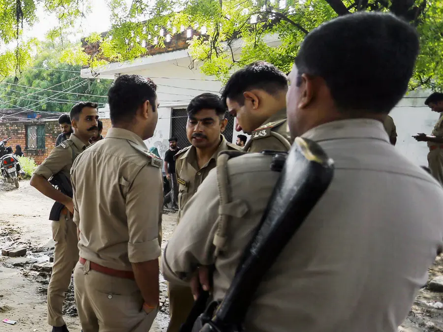 Transgender group strips on street in UP, assaults commuters and manhandles cops; 5 arrested