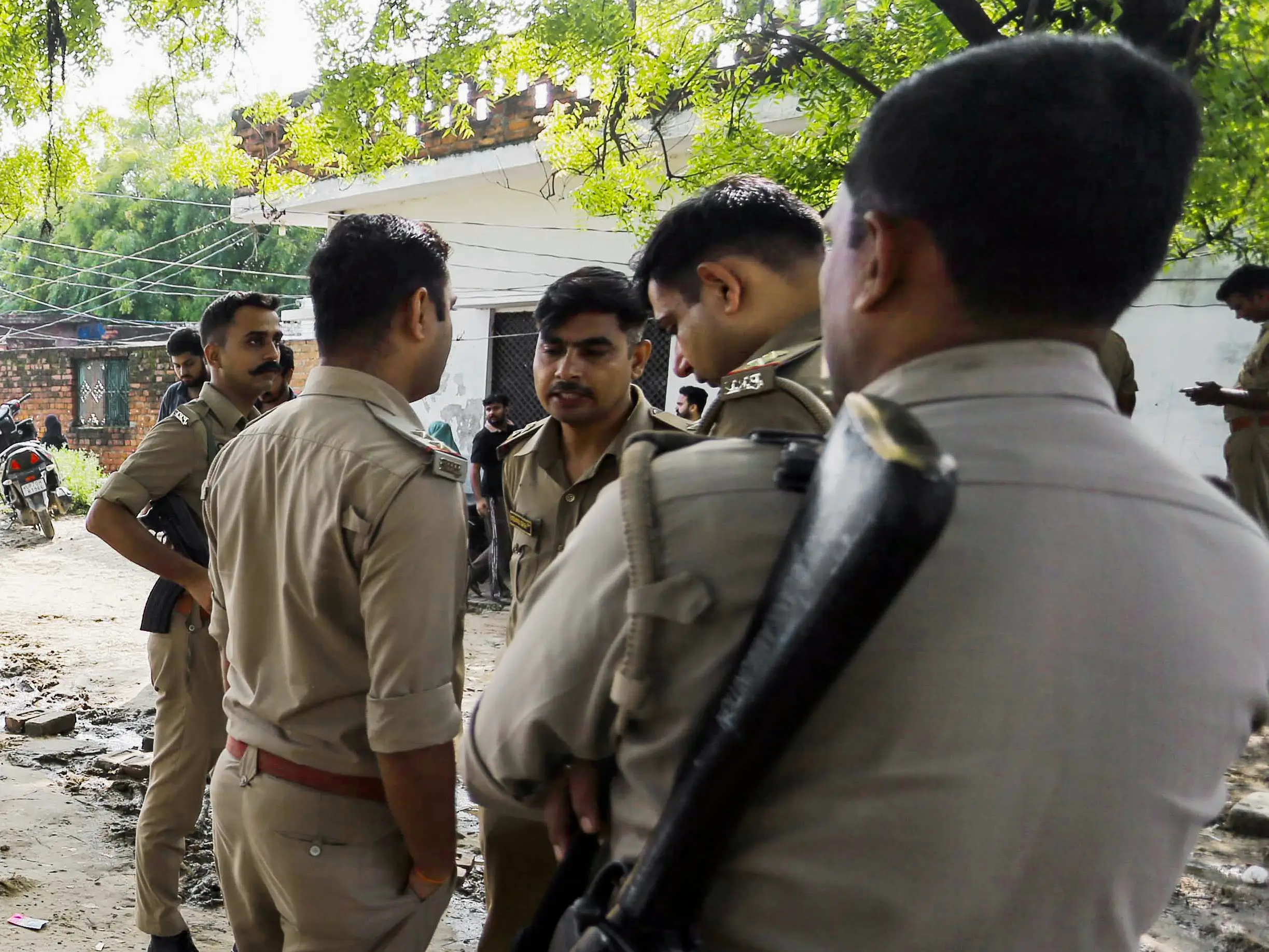 Transgender group strips on street in UP, assaults commuters and manhandles cops; 5 arrested Transgender group strips on street in UP, assaults commuters and manhandles cops; 5 arrested