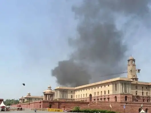 Fire breaks out at Delhi’s North Block, thick black smoke seen | VIDEO Fire breaks out at Delhi’s North Block, thick black smoke seen | VIDEO