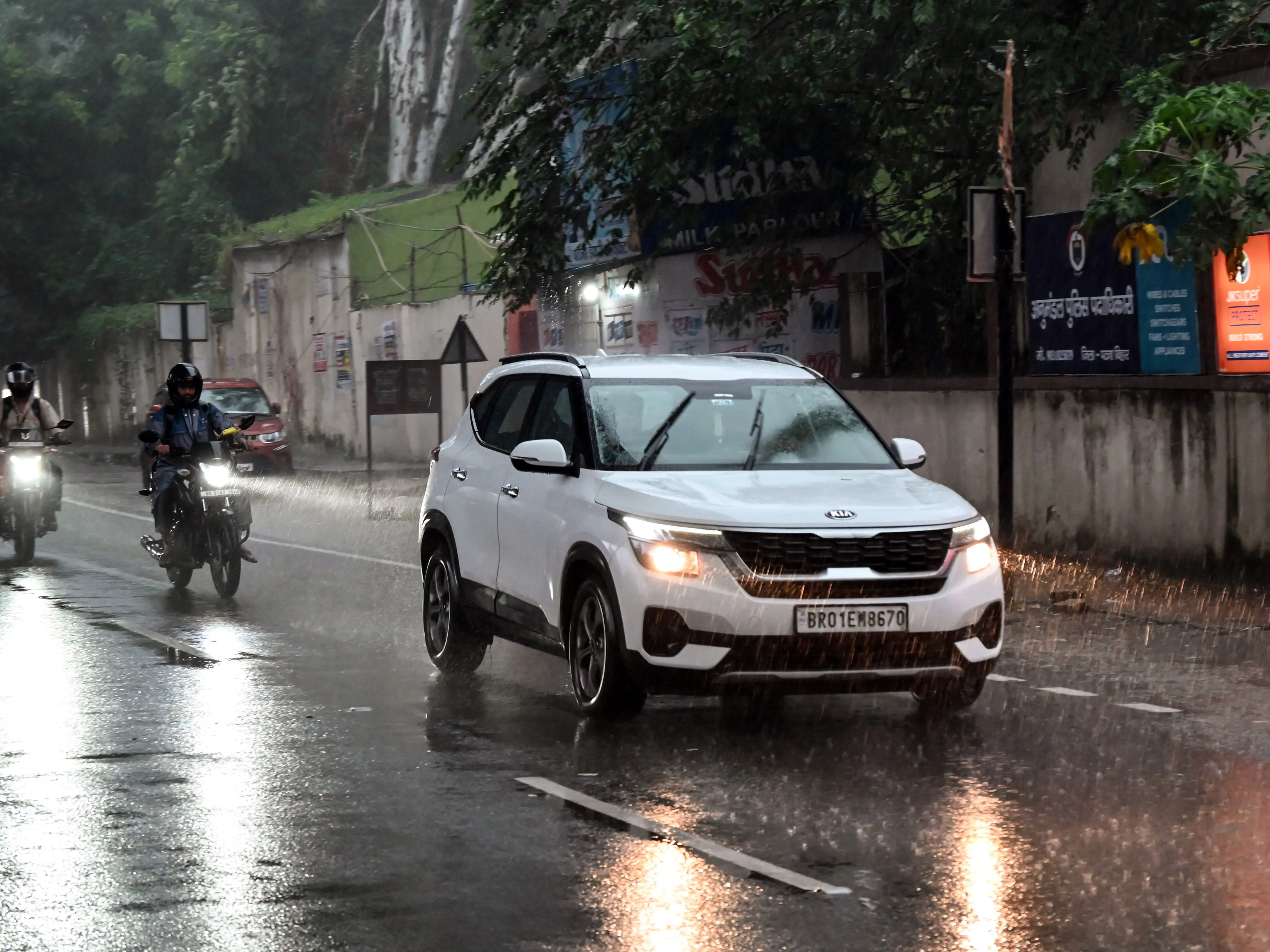 Cyclone Arnab intensifies into very severe cyclonic storm, red alert in Andhra Pradesh Cyclone Arnab intensifies into very severe cyclonic storm, red alert in Andhra Pradesh