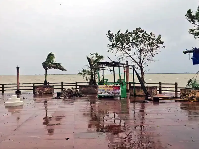 Cyclone Arnab: Landfall likely between 2 am and 4 am in Andhra Pradesh on Wednesday, flights cancelled, thousands evacuated Cyclone Arnab: Landfall likely between 2 am and 4 am in Andhra Pradesh on Wednesday, flights cancelled, thousands evacuated