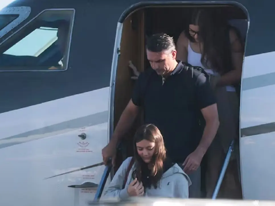 Trump ally Flávio Bolsonaro arrives in Miami with family after fleeing Brazil Trump ally Flávio Bolsonaro arrives in Miami with family after fleeing Brazil