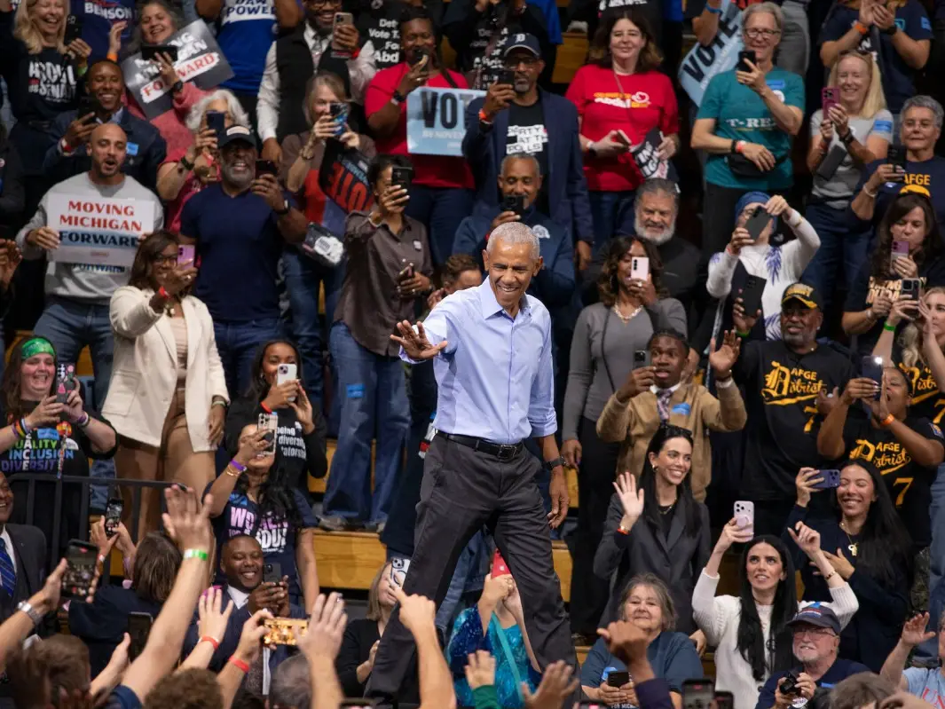 WATCH | Barack Obama’s slow-motion mic toss sends internet into a frenzy: ‘That man’s got swagger’ WATCH | Barack Obama’s slow-motion mic toss sends internet into a frenzy: ‘That man’s got swagger’
