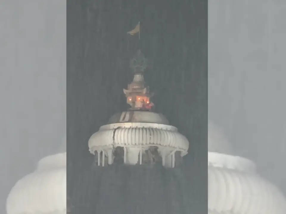 214ft-high Lord Jagannath Temple flag changed amid heavy rain from Cyclone Arnab - Watch 214ft-high Lord Jagannath Temple flag changed amid heavy rain from Cyclone Arnab - Watch