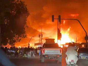 Major fire at Pakistan’s Kamran Chowrangi furniture market spreads to nearby building Major fire at Pakistan’s Kamran Chowrangi furniture market spreads to nearby building